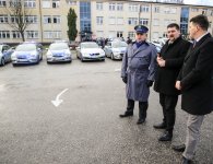 Policjanci otrzymali nowe radiowozy oraz łódź i holownik