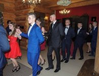 Studniówki w Chęcinach i Bodzentynie.