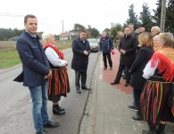 Uroczysty odbiór chodnika w Nidzie, w gminie Morawica.