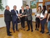 Podpisanie umowy w Powiatowym Zespole Szkół w Łopusznie 