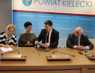 Podpisanie umów z organizacjami pozarządowymi