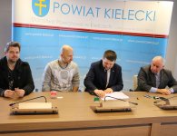 Podpisanie umów z organizacjami pozarządowymi