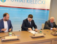 Podpisanie umów z organizacjami pozarządowymi
