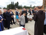 Wmurowanie kamienia węgielnego pod budowę nowej szkoły w Piotrkowicach w gminie Chmielnik.