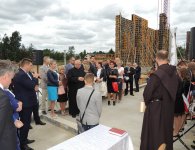 Wmurowanie kamienia węgielnego pod budowę nowej szkoły w Piotrkowicach w gminie Chmielnik.