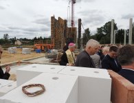 Wmurowanie kamienia węgielnego pod budowę nowej szkoły w Piotrkowicach w gminie Chmielnik.