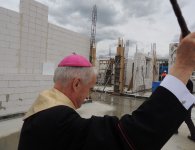 Wmurowanie kamienia węgielnego pod budowę nowej szkoły w Piotrkowicach w gminie Chmielnik.