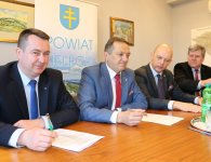Podpisanie umowy w sprawie drogi w miejscowości Tumlin-Osowa