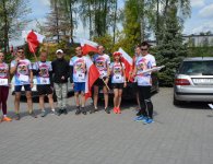 Biegali z flagą