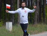 Biegali z flagą
