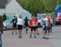 Biegali z flagą