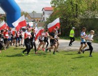 Biegali z flagą