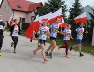 Biegali z flagą