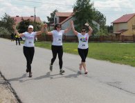Biegali z flagą
