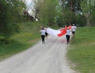 Biegali z flagą