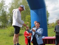 Biegali z flagą