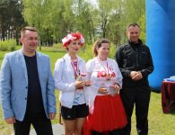 Biegali z flagą