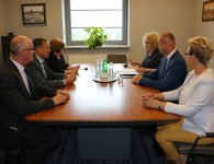 Podpisanie umowy ws. budowy windy w szkole w Leszczynach
