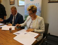 Podpisanie umowy ws. budowy windy w szkole w Leszczynach