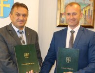 Podpisanie umowy ws. budowy windy w szkole w Leszczynach