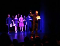 Uczniowie na scenie teatru 
