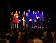 Uczniowie na scenie teatru 