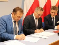 Podpisanie kolejnych umów na drogi w powiecie