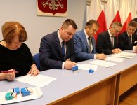 Podpisanie kolejnych umów na drogi w powiecie