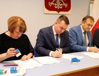 Podpisanie kolejnych umów na drogi w powiecie