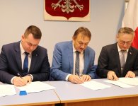 Podpisanie kolejnych umów na drogi w powiecie