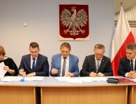 Podpisanie kolejnych umów na drogi w powiecie