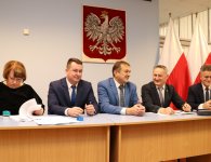 Podpisanie kolejnych umów na drogi w powiecie