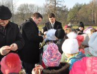  Starosta kielecki Michał Godowski z uczniami z gminy Zagnańsk.