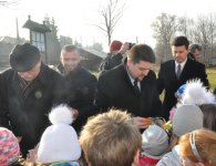  Starosta kielecki Michał Godowski z uczniami z gminy Zagnańsk.