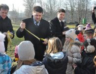  Starosta kielecki Michał Godowski z uczniami z gminy Zagnańsk.