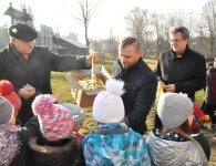  Starosta kielecki Michał Godowski z uczniami z gminy Zagnańsk.