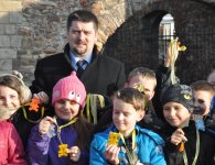  Starosta kielecki Michał Godowski z uczniami z gminy Zagnańsk.