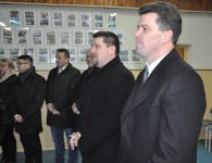  Starosta kielecki Michał Godowski z uczniami z gminy Zagnańsk.