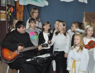  Starosta kielecki Michał Godowski z uczniami z gminy Zagnańsk.