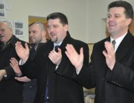  Starosta kielecki Michał Godowski z uczniami z gminy Zagnańsk.