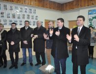  Starosta kielecki Michał Godowski z uczniami z gminy Zagnańsk.