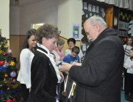 Starosta kielecki Michał Godowski z uczniami z gminy Zagnańsk.