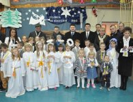  Starosta kielecki Michał Godowski z uczniami z gminy Zagnańsk.