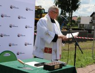 Podpisanie aktu erekcyjnego i wmurowanie kamienia węgielnego pod budowę żłobka w gminie Miedziana Góra.