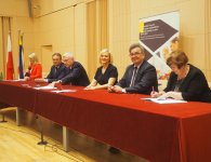 Podpisanie projektu pn. „Przeciwdziałanie przedwczesnemu opuszczeniu rynku pracy przez osoby w wieku aktywności zawodowej pracujące w Starostwie Powiatowym w Kielcach”
