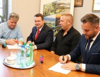 Podpisanie umowy na drogową inwestycję w gminie Łopuszno
