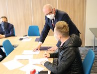 Promesy wręczono w siedzibie Starostwa Powiatowego w Kielcach