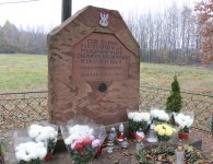 Chryzantemy w miejscach pamięci w powiecie