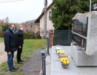 Chryzantemy w miejscach pamięci w powiecie