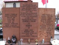 Chryzantemy w miejscach pamięci w powiecie